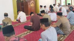 Pererat Silaturahmi, Bhabinkamtibmas Polsek Bengkunat Berikan Khutbah Jumat Bertema Keamanan Lingkungan