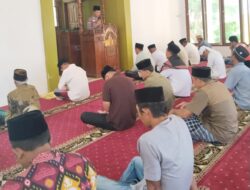 Pererat Silaturahmi, Bhabinkamtibmas Polsek Bengkunat Berikan Khutbah Jumat Bertema Keamanan Lingkungan