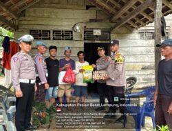 Polsek Bengkunat Bersihkan Rumah dan Salurkan Bantuan untuk Korban Banjir di Pekon Pemerihan Bengkunat