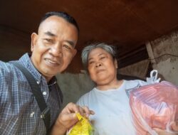 Menjelang Hari Raya idul Fitri,ketua LSM PERKARA V.Freddy.H,SEMemberi Sembako kepada orang – orang yang membutuhkan atau Kaum Duafa