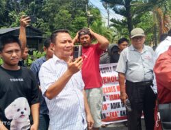 Massa Warga Desa Perkebunan Sukaraja Membakar Foto Kades di Kejaksaan Negeri Asahan, Teriakan Tangkap dan Penjarakann Kades Koruptor Bergema